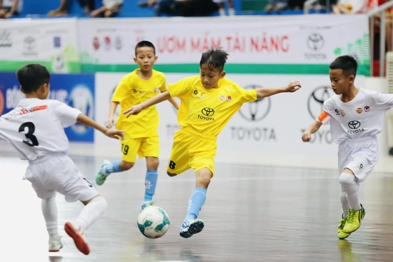 U9 Việt Hùng Thanh Hoá giành vé vào vòng 1/8 với ngôi đầu bảng B
