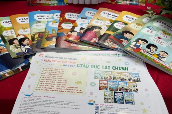 Lần đầu tiên có bộ sách giáo dục tài chính cho học sinh từ lớp 1 đến lớp 12