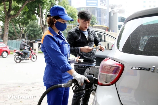 Giá dầu tiếp tục đi xuống, xăng RON95-III tăng hơn 200 đồng/lít