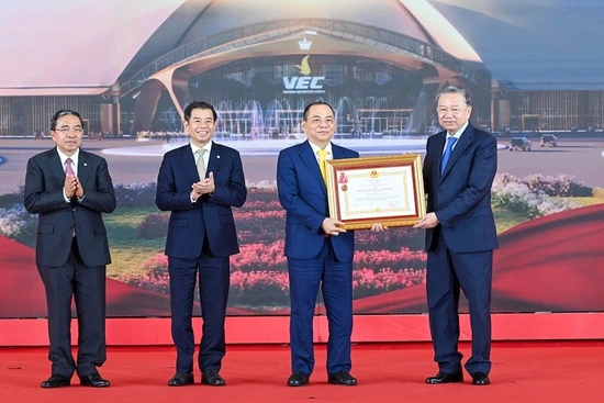 Vingroup đón nhận Huân chương lao động hạng Nhất