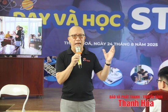 Công chức văn hóa xã, phường và giáo viên tìm hiểu về dạy và học STEM