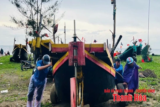 Đoàn viên thanh niên hỗ trợ người dân ứng phó với bão số 5