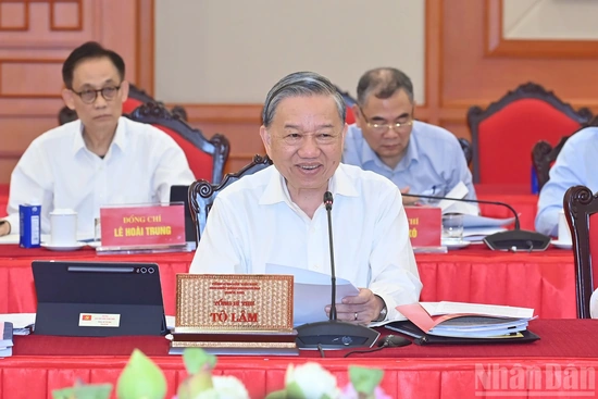 Bộ Chính trị cho ý kiến về công tác chuẩn bị Đại hội Đảng bộ thành phố Hà Nội và TP Hồ Chí Minh