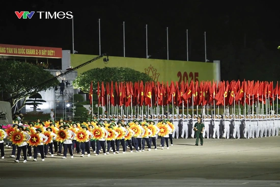 Hàng nghìn chiến sĩ cùng xe pháo quân sự tham dự Tổng hợp luyện diễu binh, diễu hành A80 lần thứ nhất