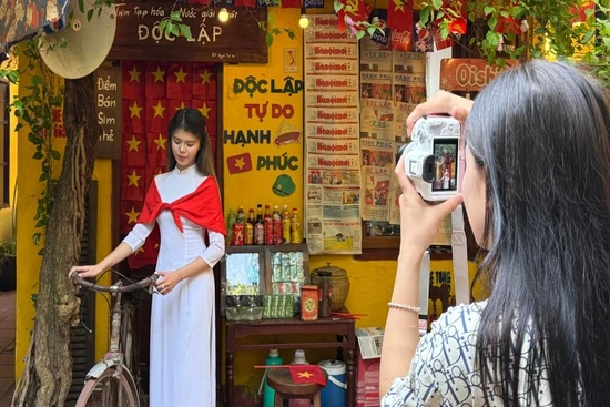 Xu hướng check-in rực rỡ cờ đỏ sao vàng “gây sốt” tại Thanh Hoá