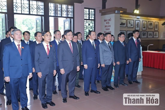 Đoàn đại biểu Đại hội Đảng bộ UBND tỉnh Thanh Hóa lần thứ I dâng hoa, dâng hương Chủ tịch Hồ Chí Minh