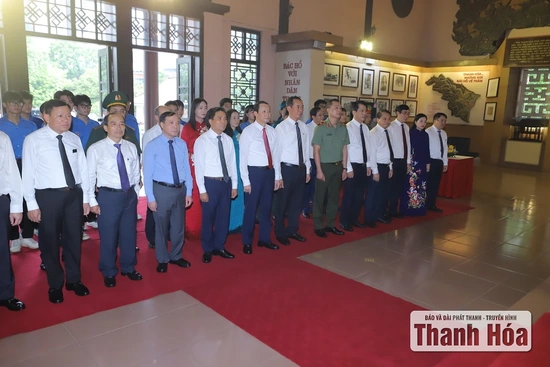 Đoàn đại biểu tỉnh Thanh Hóa dâng hoa, dâng hương nhân kỷ niệm 80 năm Quốc khánh nước CHXHCN Việt Nam