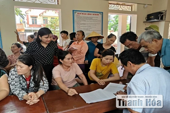 Xã Định Hòa huy động cán bộ về tận thôn phát quà 2/9 cho Nhân dân