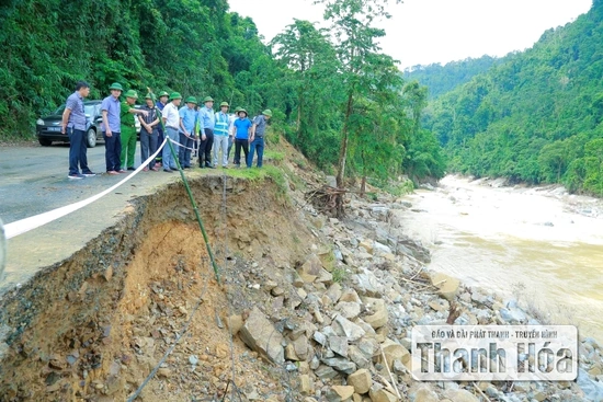 Phó Chủ tịch UBND tỉnh Mai Xuân Liêm kiểm tra, chỉ đạo khắc phục thiệt hại sau mưa bão tại xã Yên Nhân và Bát Mọt