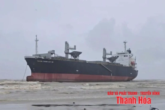 Tàu vận tải nghìn tấn mắc cạn tại vùng biển xã Tiên Trang, 19 thuyền viên an toàn