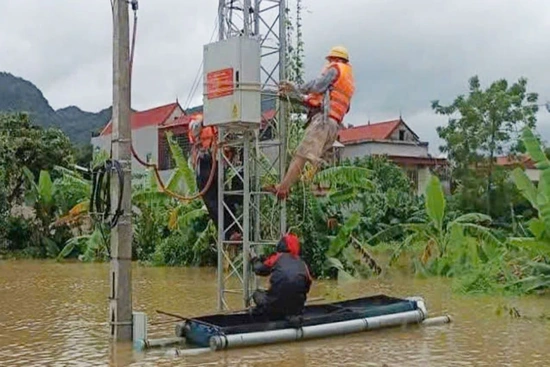Những người lính Viettel trắng đêm khắc phục sự cố, giữ thông tin liên lạc cho khách hàng