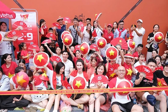 Viettel phối hợp cùng Đoàn Thanh niên TP Hà Nội triển khai 15/67 điểm cấp phát nhu yếu phẩm miễn phí, phục vụ người dân