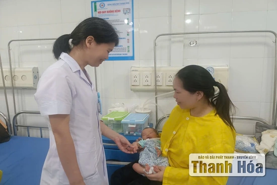 Thầm lặng những “người mẹ” chăm sóc trẻ sơ sinh