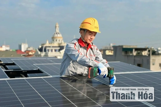 Bảo đảm công trình điện mặt trời mái nhà vận hành an toàn trong mùa mưa bão