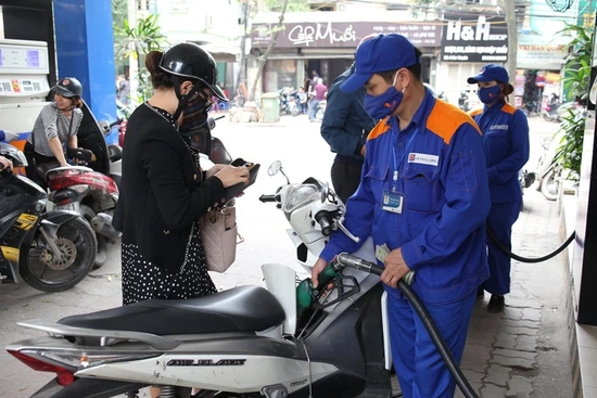 Sau 2 lần tăng giá, xăng RON95-III lên gần ngưỡng 20.400 đồng/lít