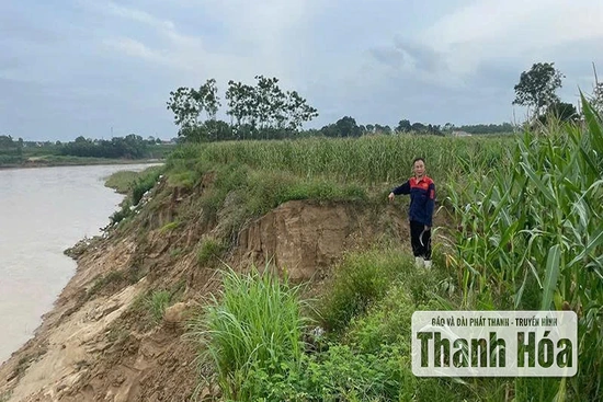 Mưa lũ thêm nỗi lo sạt lở bờ sông
