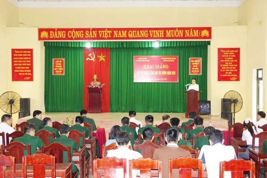 Học tiếng đồng bào để thêm thắt chặt tình quân dân