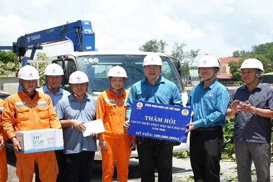 Công đoàn Điện lực Việt Nam thăm, động viên người lao động khắc phục sự cố sau bão số 5
