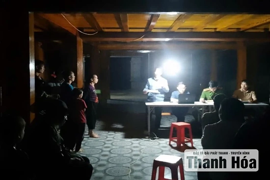 Làm việc cả đêm để bà con xã Mường Lý sớm được nhận quà Tết Độc lập