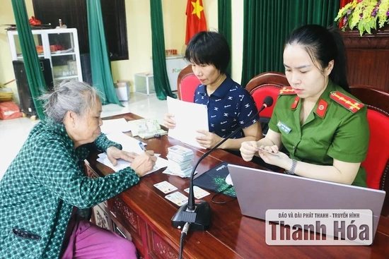 Những hình ảnh đầu tiên người dân xã Hoằng Lộc nhận quà Tết Độc lập