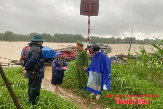 Cứu vớt kịp thời 10 công nhân bị rơi xuống suối tại xã Sao Vàng