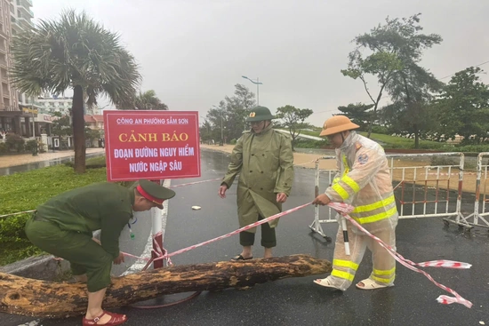 Công an phường Sầm Sơn cắm biển, phân luồng cảnh báo các khu vực ngập lụt