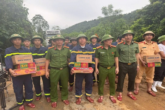Công an Thanh Hóa cứu trợ hơn 1 tấn lương thực, thực phẩm cho người dân bị cô lập do mưa lũ