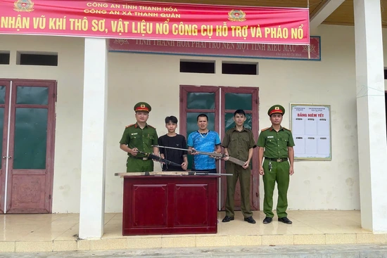 Công an xã Thanh Quân tuyên truyền, vận động người dân giao nộp vũ khí tự chế