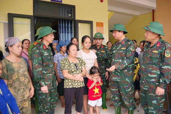 Tư lệnh Quân khu 4 kiểm tra, hỗ trợ nhu yếu phẩm cho Nhân dân vùng lũ