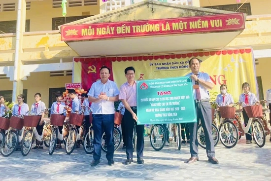 Ngân hàng CSXH Thanh Hóa tặng 110 xe đạp cho học sinh khó khăn