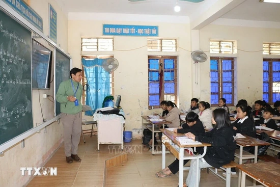 Chính phủ ban hành Nghị định quy định chính sách miễn học phí