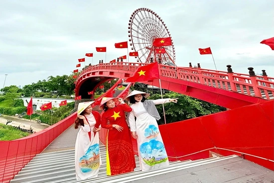 Bãi Cháy tổ chức lễ thượng cờ, bay khinh khí cầu khổng lồ dịp lễ 2/9