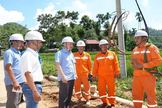 Kiểm tra tình hình khắc phục hậu quả bão số 5 và thúc đẩy hiện đại hóa lưới điện