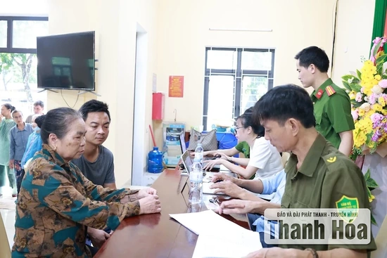 [Cập nhật] Các xã, phường tiếp tục trao quà Tết Độc lập đến Nhân dân, phấn đấu hoàn thành đúng tiến độ