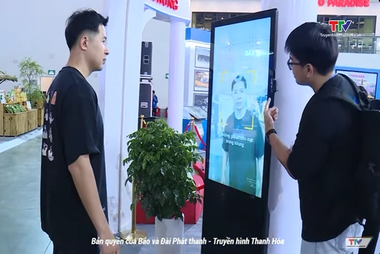 Trải nghiệm không gian số trong khu trưng bày tỉnh Thanh Hoá tại Triển lãm “”80 năm Hành trình Độc lập - Tự do - Hạnh phúc“”