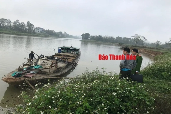 Bắt một tàu hút cát trái phép trên sông Lạch Trường