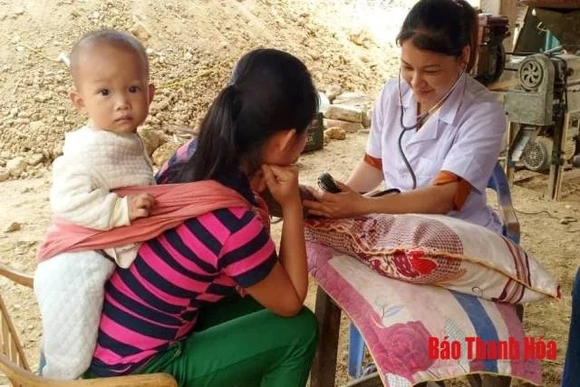 Gần 400 người dân các xã Tam Chung, Quang Chiểu (Mường Lát) được khám bệnh và cấp thuốc miễn phí