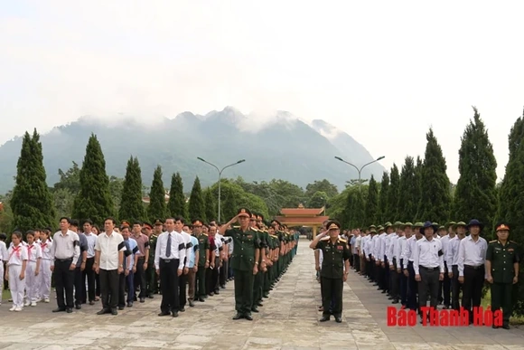 Truy điệu và an táng 18 hài cốt liệt sĩ quân tình nguyện và chuyên gia Việt Nam hy sinh tại Lào