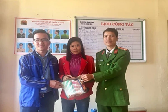 Nhân viên VNPT Vinaphone Thanh Hóa trả lại tài sản cho người đánh rơi