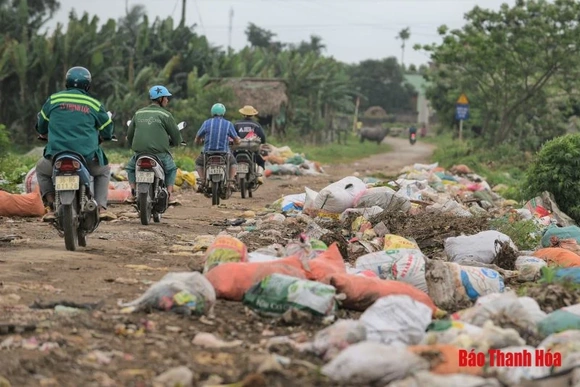 Xã Thanh Thủy (Tĩnh Gia): Rác thải “bủa vây” đường liên xã