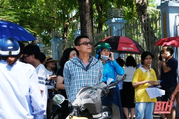 Kỳ thi tuyển sinh lớp 10:  Phụ huynh đội nắng hồi hộp chờ con thi