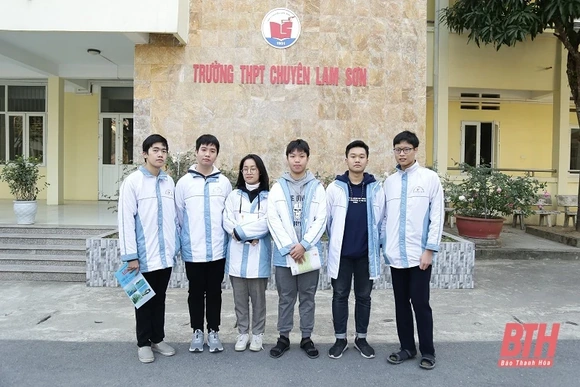 Khen thưởng học sinh giỏi Quốc gia và giáo viên có học sinh đoạt giải tại kỳ thi chọn học sinh giỏi Quốc gia năm học 2020-2021