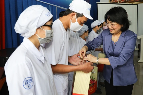 Phó Chủ tịch Nước Đặng Thị Ngọc Thịnh đánh giá cao chính sách mà Vinamilk dành cho người lao động