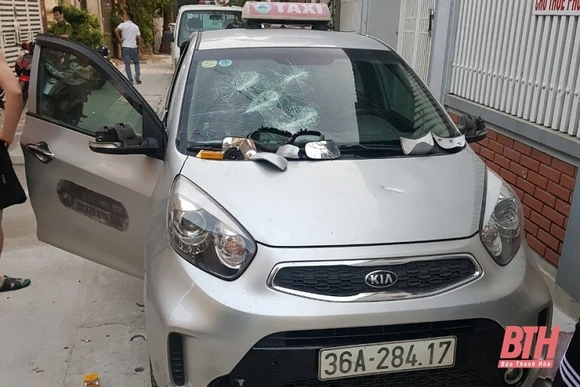 Khống chế đối tượng ngáo đá, cầm dao cố thủ trong nhà