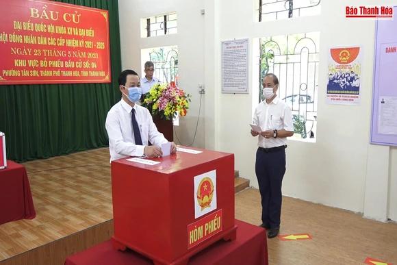 Cử tri Thanh Hóa hăng hái  tham gia ngày hội non sông