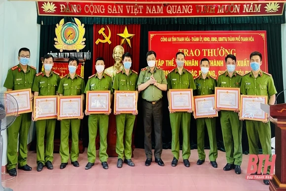 Trao thưởng cho Công an và Viện KSND TP Thanh Hoá lập thành tích  trong đấu tranh trấn áp tội phạm