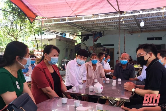 Thăm hỏi, động viên các gia đình có trẻ bị đuối nước