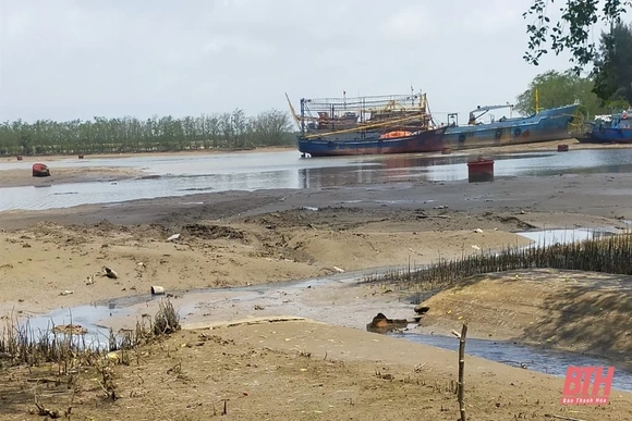 Bị bồi lắng, tàu thuyền gặp khó khi ra vào cảng Lạch Hới