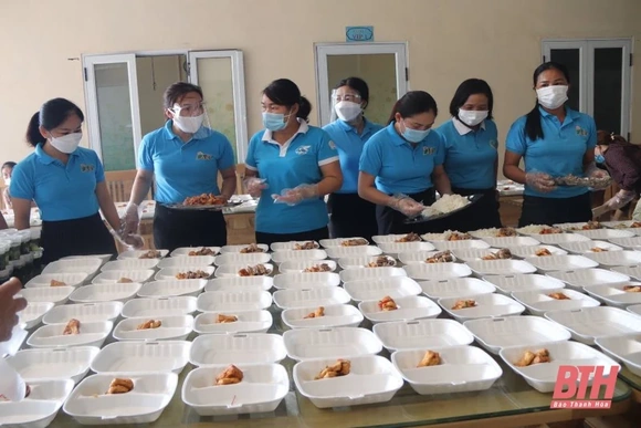 Những bữa cơm ấm lòng người tại các khu cách ly tập trung