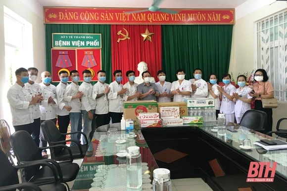 Trao tặng nhu yếu phẩm cho y, bác sĩ và bệnh nhân đang điều trị COVID-19 tại Bệnh viện Phổi Thanh Hoá